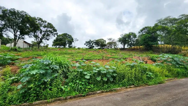 Área de 2.000 m² em aclive perto do Country Club, Nações
