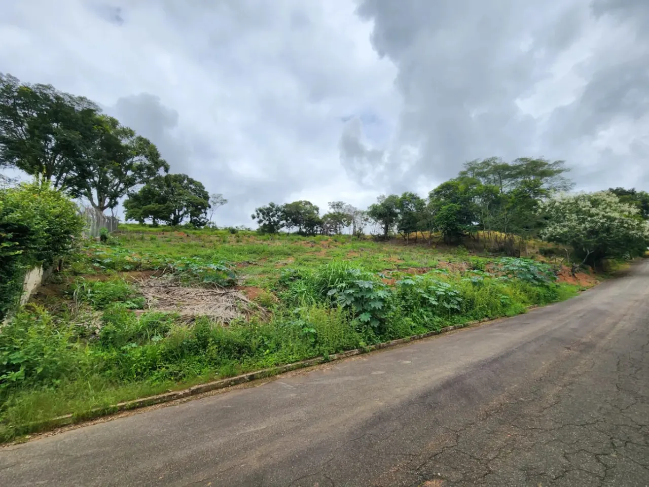 Foto 2 de Área de 2.000 m² em aclive perto do Country Club, Nações
