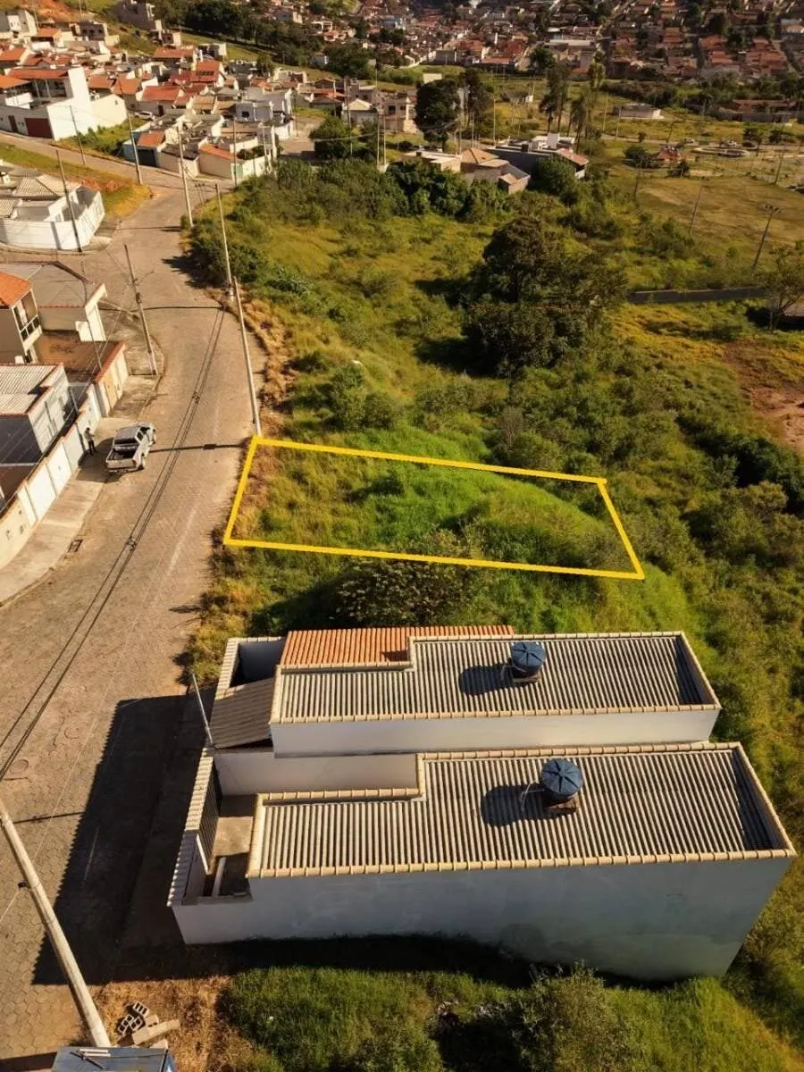 Foto 2 de Terreno de 200 m² (10 x 20 m) com projeto aprovado e rua plana, Rebourgeon
