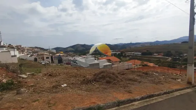 Terreno de 200 m² em rua asfaltada, Colina Verde
