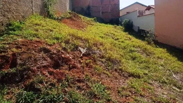 Foto 1 de Terreno de 200 m² em aclive entre casas, Jardim Lisboa