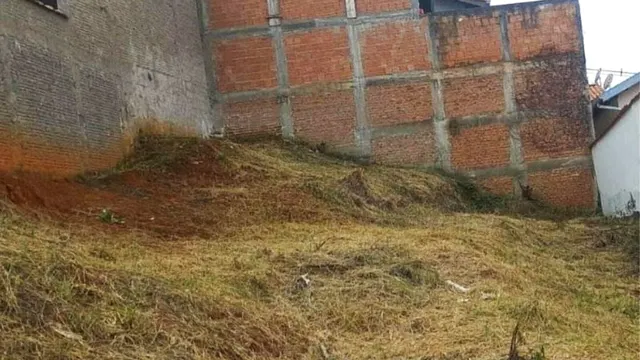Foto 1 de Terreno de 200 m² em aclive entre construções, Medicina