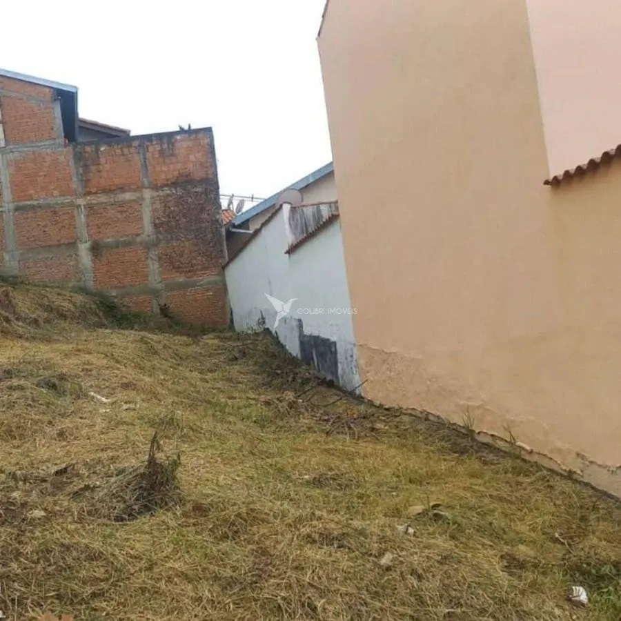 Foto 2 de Terreno de 200 m² em aclive entre construções, Medicina
