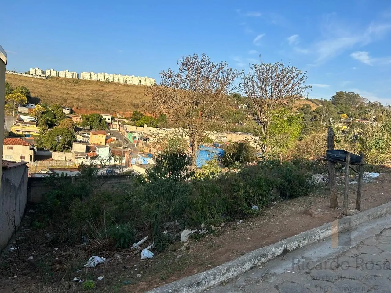 Foto 3 de Terreno de 275 m² em rua plana e tranquila, Açude