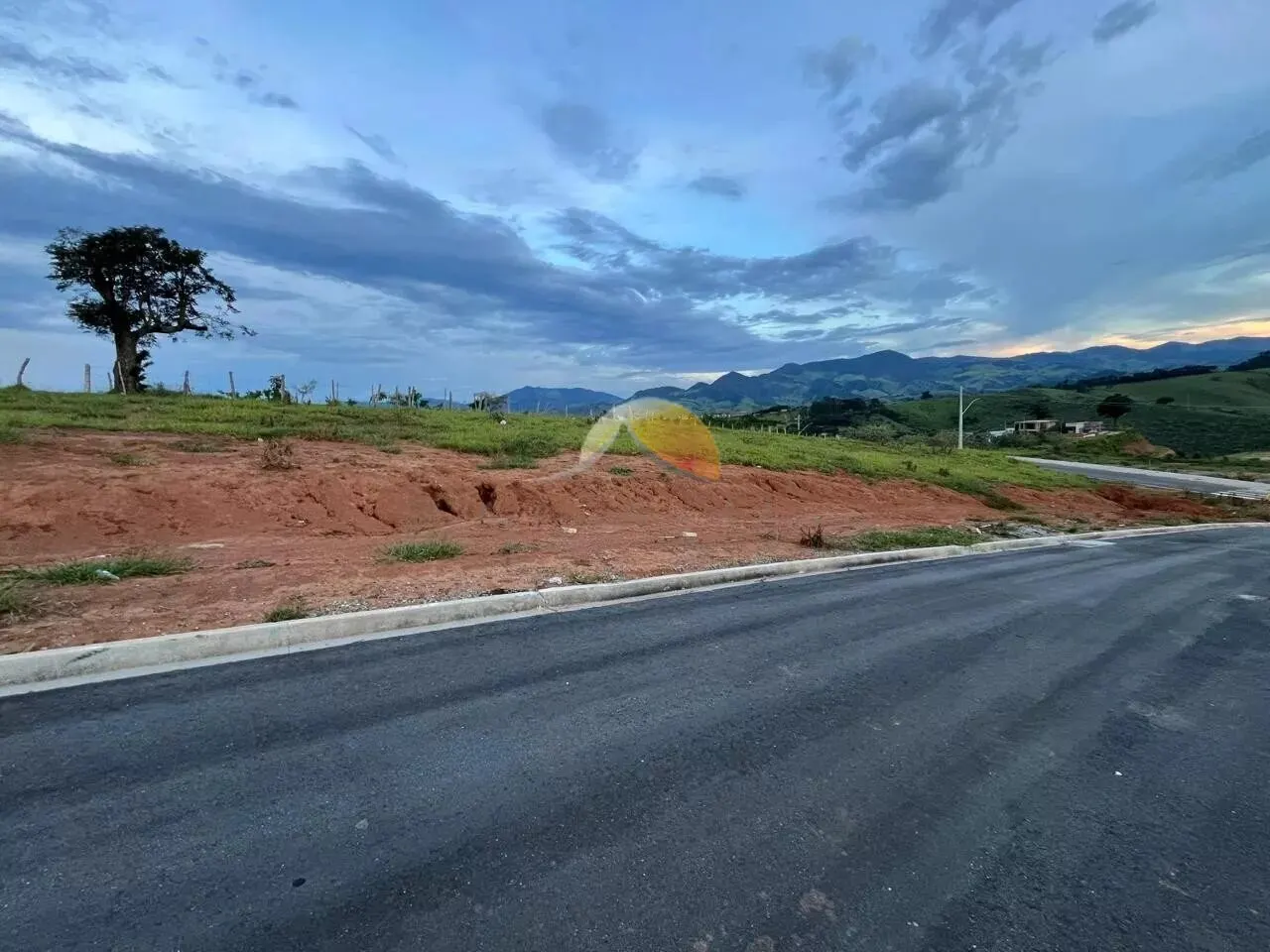 Foto 5 de Terreno de 296 m² em loteamento com rua asfaltada, Residencial Santa Clara