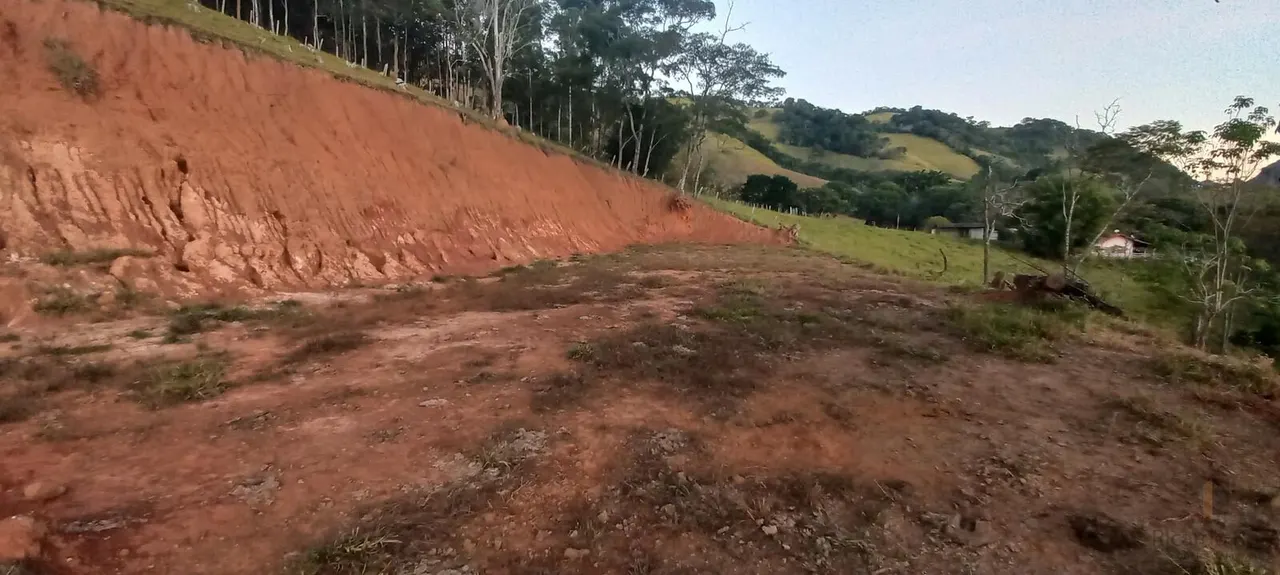 Foto 3 de Terreno de 3.000 m² com platô de quase 1.000 m² e água de mina, Anhumas