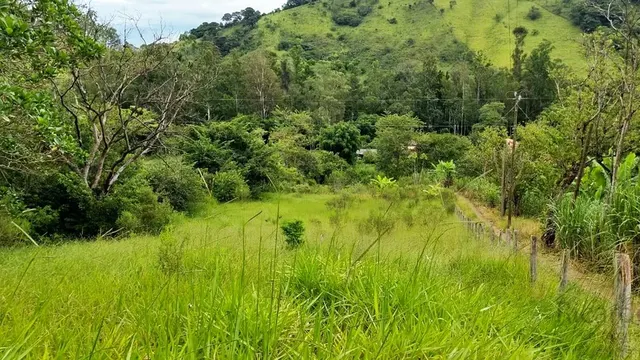 Terreno de 3.890 m² com água, perto da cidade, Anhumas