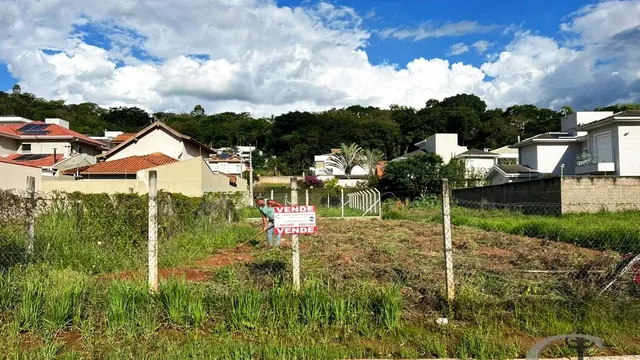 Terreno de 312,5 m² com 12,5 m de frente em rua pavimentada, Centro