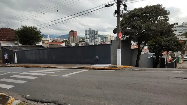 Foto 1 de Terreno murado de 318 m² em esquina, Oriente