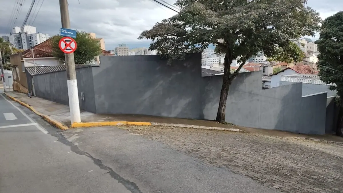 Foto 2 de Terreno murado de 318 m² em esquina, Oriente