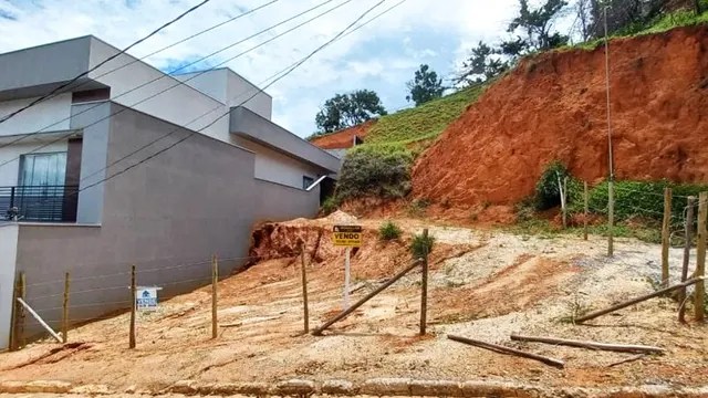 Foto 1 de Terreno de 360 m² perto do Hotel Coroados, Pinheirinho