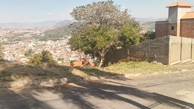 Foto 1 de Terreno de 421 m² com vista para a cidade, Morro Chic