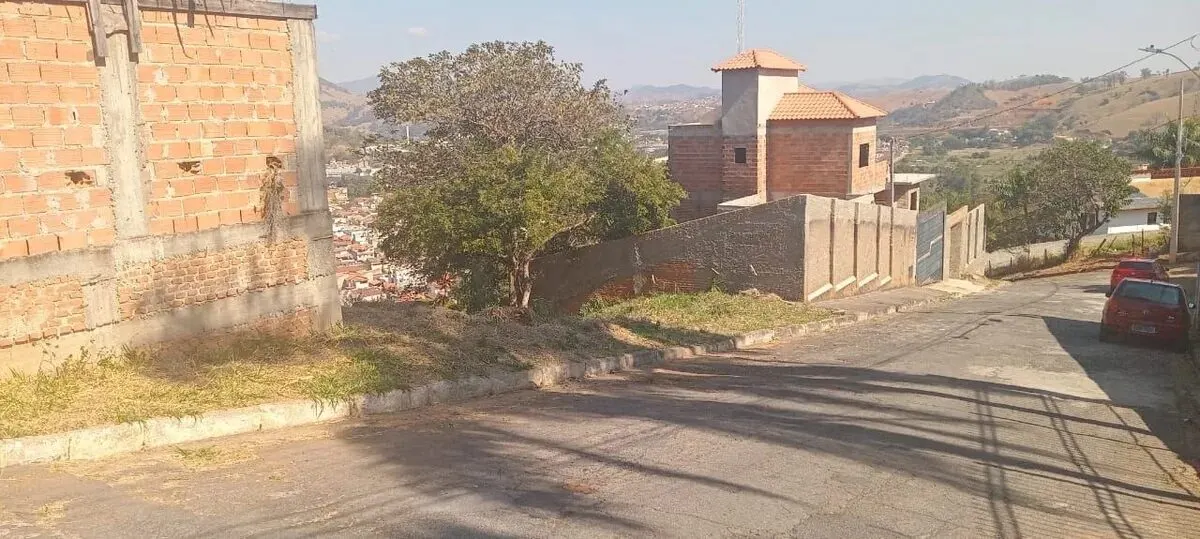 Foto 2 de Terreno de 421 m² com vista para a cidade, Morro Chic