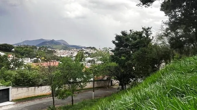 Foto 1 de Terreno de 450 m² em aclive, em rua sem saída, Pinheirinho