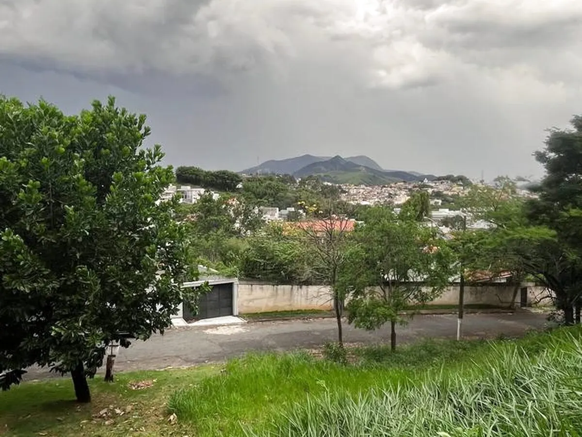 Foto 2 de Terreno de 450 m² em aclive, em rua sem saída, Pinheirinho
