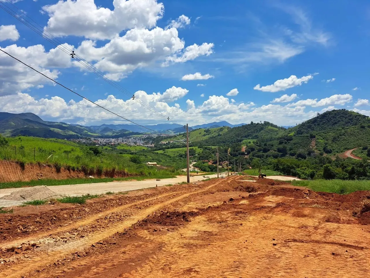 Foto 2 de Terreno de 471 m² com vista para a serra no Residencial Olhos D'Água II, Condomínio Olhos D'Água