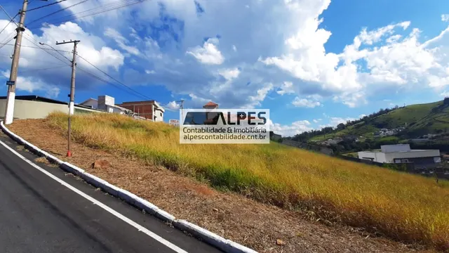 Terreno de 556 m² com vista panorâmica, a 5 minutos do centro, Pinheirinho