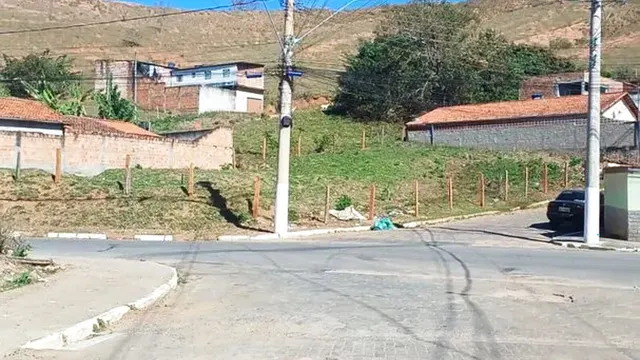 Terreno de 775 m² em rua asfaltada, Açude