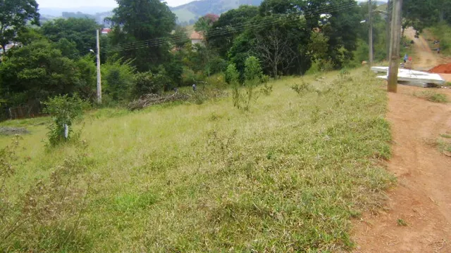 Foto 1 de Terreno de 794 m² com vegetação e vista para a serra, Jardim Alterosa