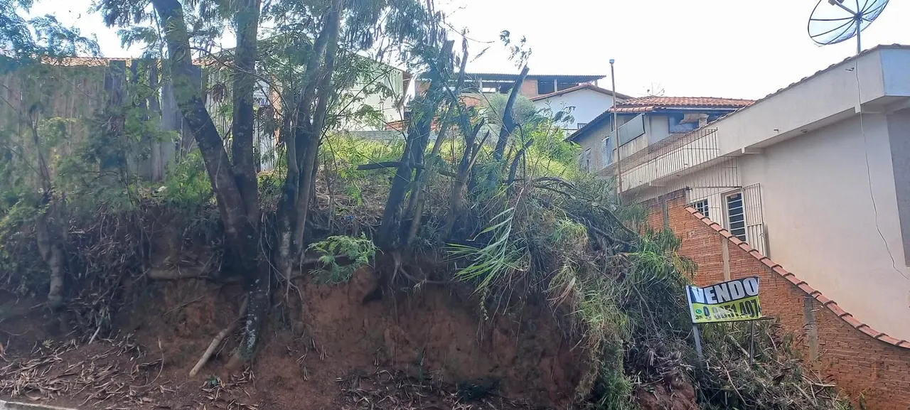 Foto 2 de Terreno de esquina com 245 m² em rua comercial, Bahamas