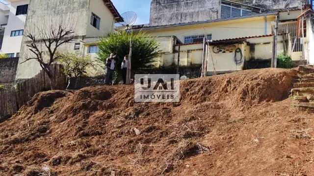 Foto 1 de Terreno de esquina com 300 m² e vista da cidade, Oriente