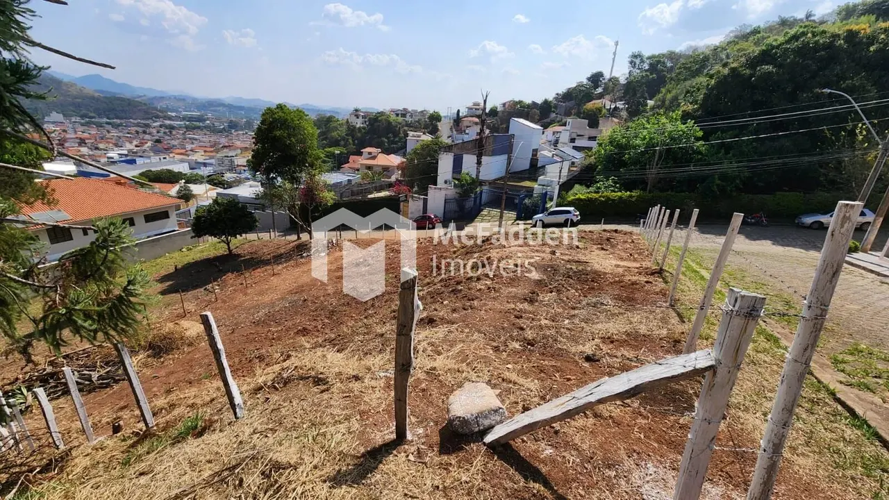Foto 2 de Terreno de esquina com 560 m² e vista para as montanhas, Morro Chic