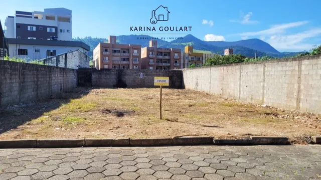 Terreno plano e murado de 315 m² perto do Instituto Padre Nicolau, Avenida
