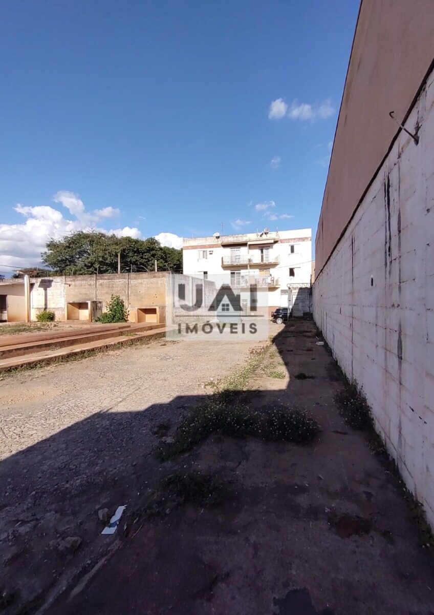 Foto 2 de Terreno com galpão de 1.560 m² para alugar no bairro Avenida